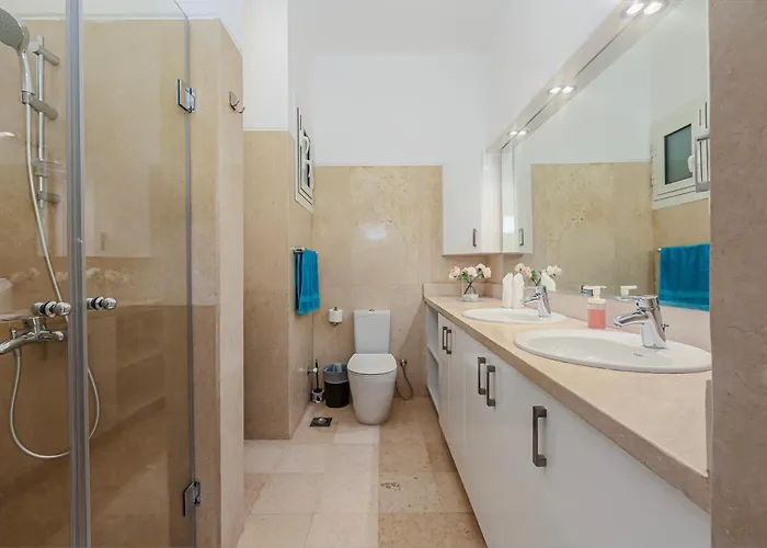 Wonderful With Prime Location & Pool Апартаменты