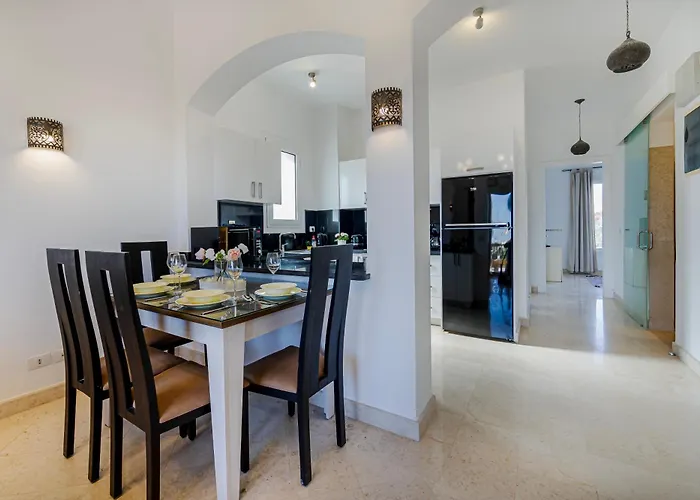 Wonderful With Prime Location & Pool Апартаменты *