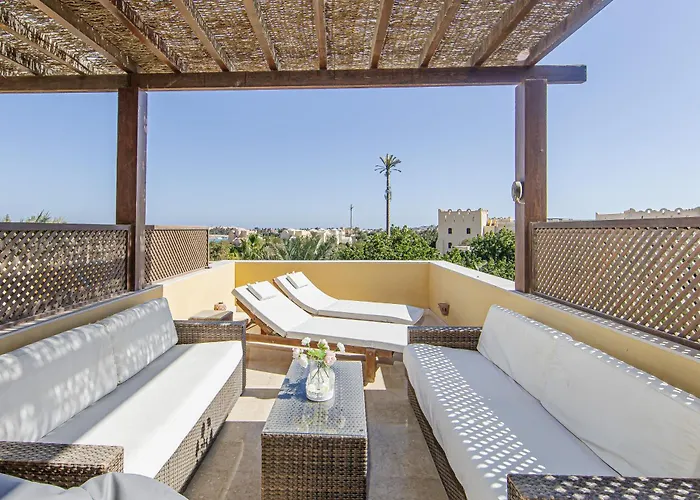 Wonderful With Prime Location & Pool Апартаменты *